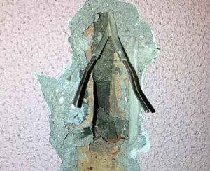 Как найти скрытую проводку в стене под напряжением и без него